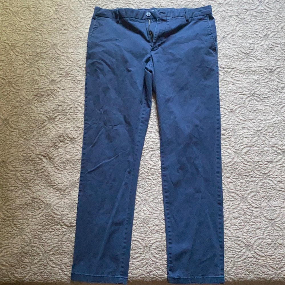 IZOD saltwater stretch chino. Slim fit.
